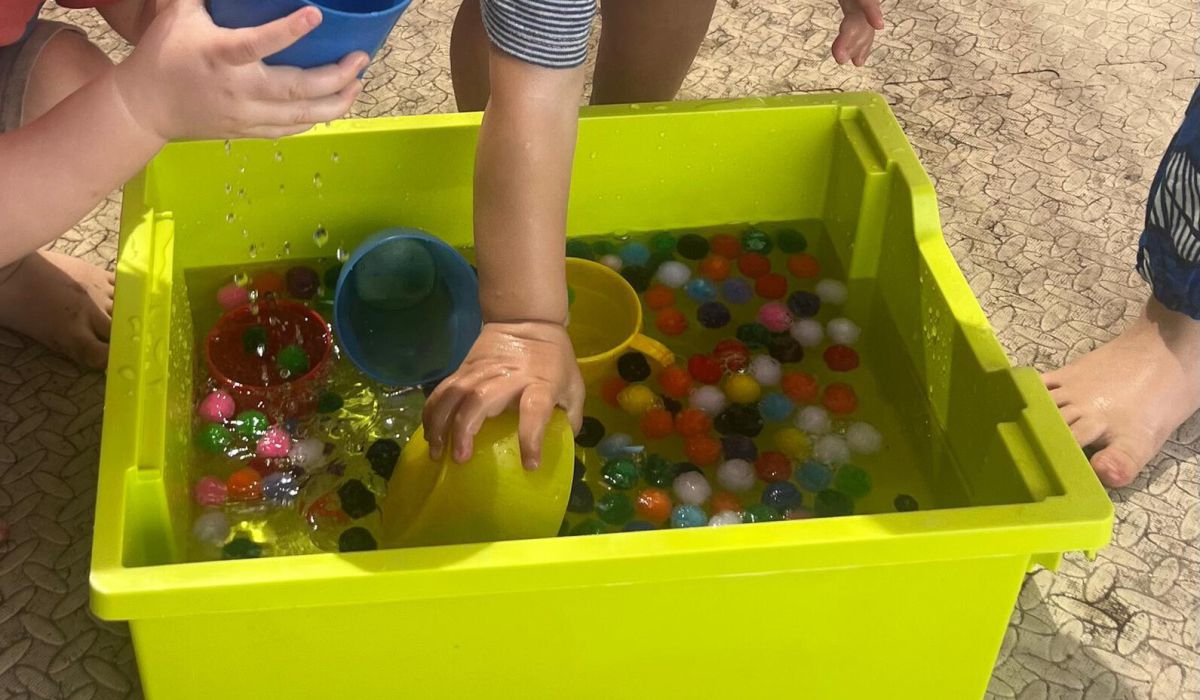 Farben und Wasser – Entdeckendes Lernen in der Krippe