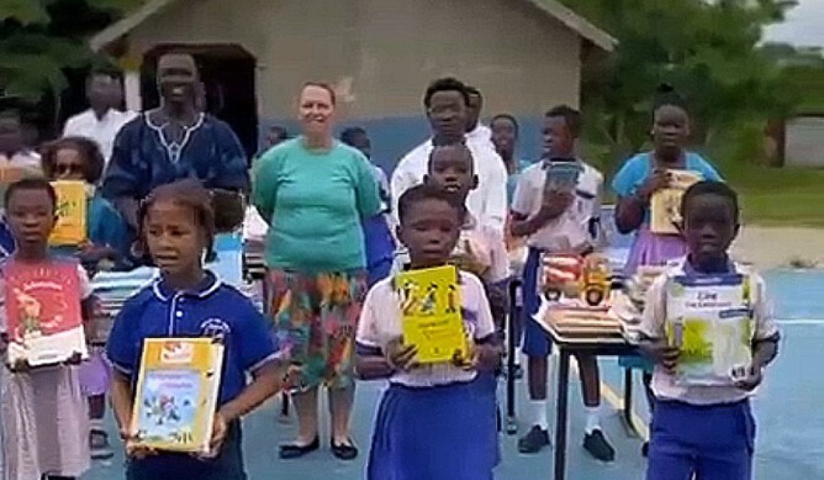 Bücherschätze auf Reisen – Lernmaterialien für die German School Bezaleel Educational Complex in Sunyani