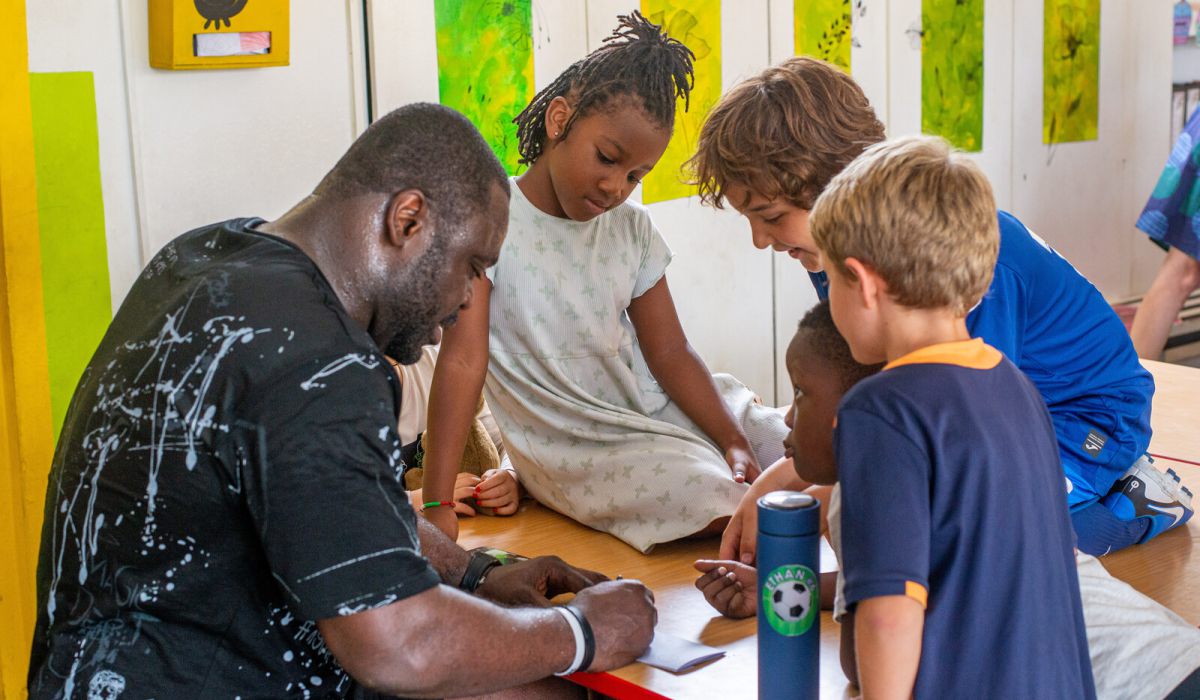 Gerald Asamaoh besucht seine Patenkinder